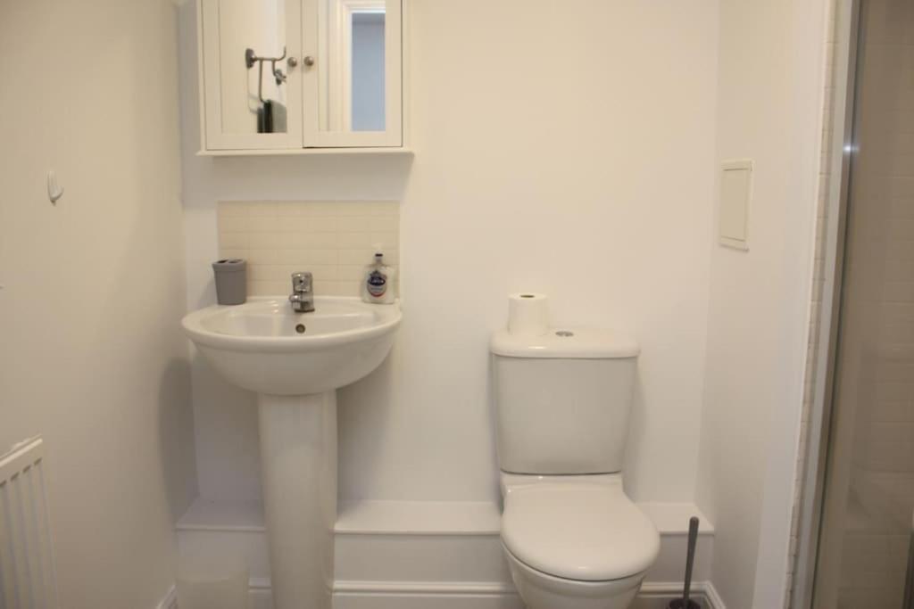 2 Bed 2 Bath Apartment & Parking - Lgw 10Min Drive Crawley  Exteriör bild